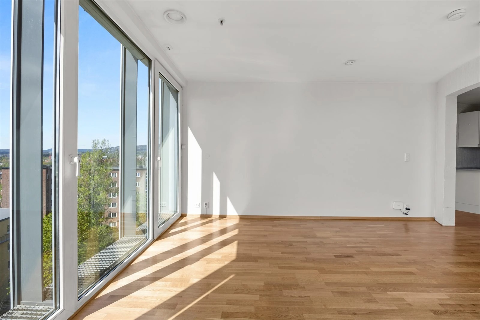 Stuen er romslig og har god plass til sofa, stuebord og TV-møblement om ønskelig.